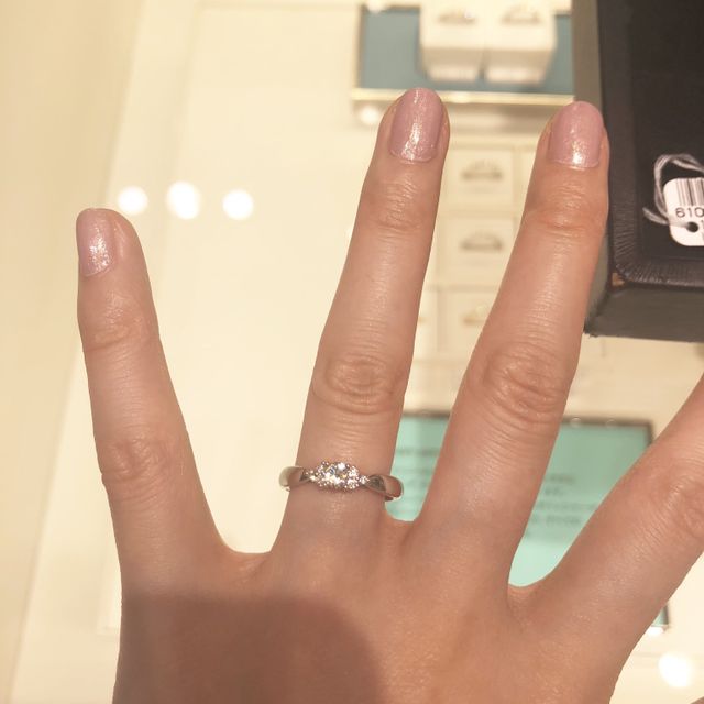 【ティファニー(Tiffany & Co.)の口コミ】 ダイヤの周りにメレダイヤがついたデザインです。
リングが太いタイプと細…
