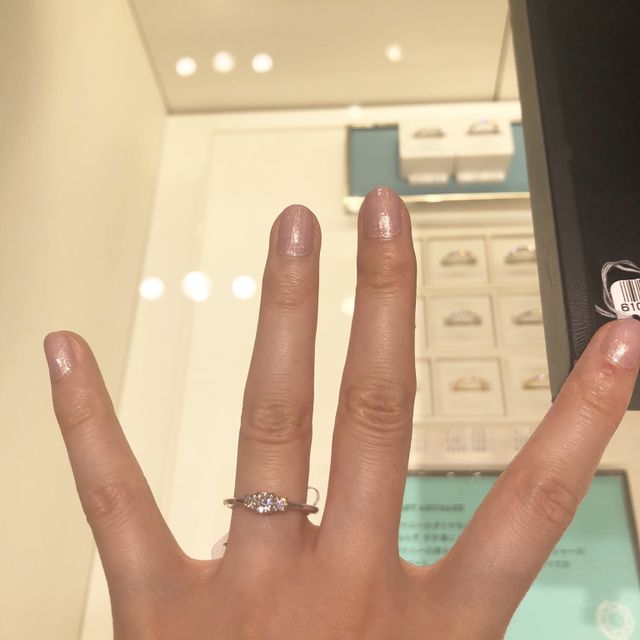 【ティファニー(Tiffany & Co.)の口コミ】 ダイヤの周りにメレダイヤがついたデザインです。
リングが太いタイプと細…