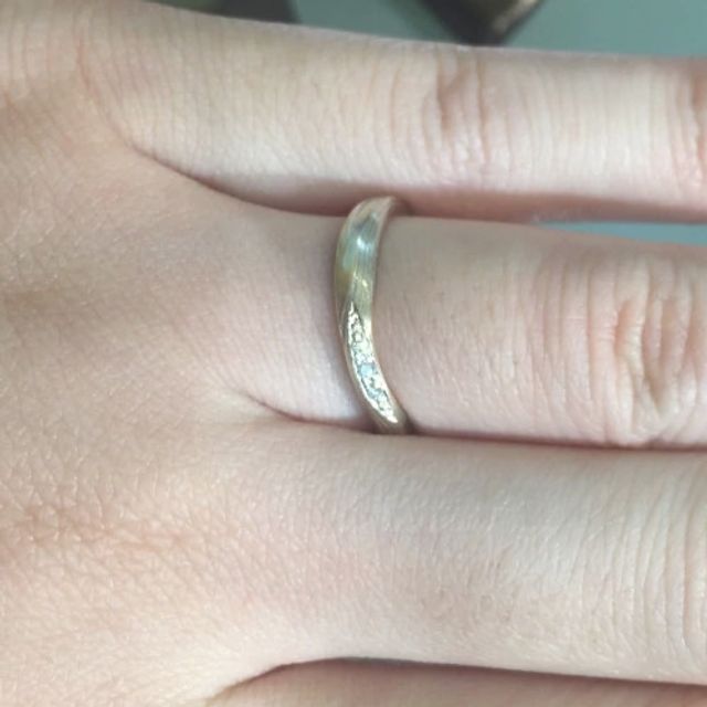 【杢目金屋(もくめがねや)の口コミ】 ストレートラインの結婚指輪であり、違う金属をかけ合わせて出来る木目模…
