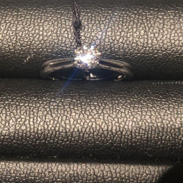 【エクセルコダイヤモンド(EXELCO DIAMOND)の口コミ】 婚約指輪のデザインは王道のシンプルなものを探していて、いくつか悩みま…