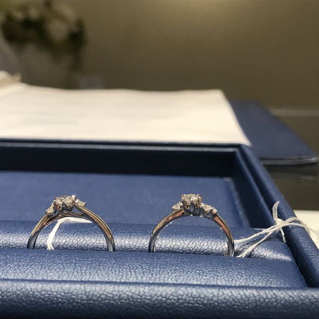 【銀座ダイヤモンドシライシの口コミ】 メレダイヤ付きの婚約指輪を試着しました。種類がたくさんあり、希望のも…