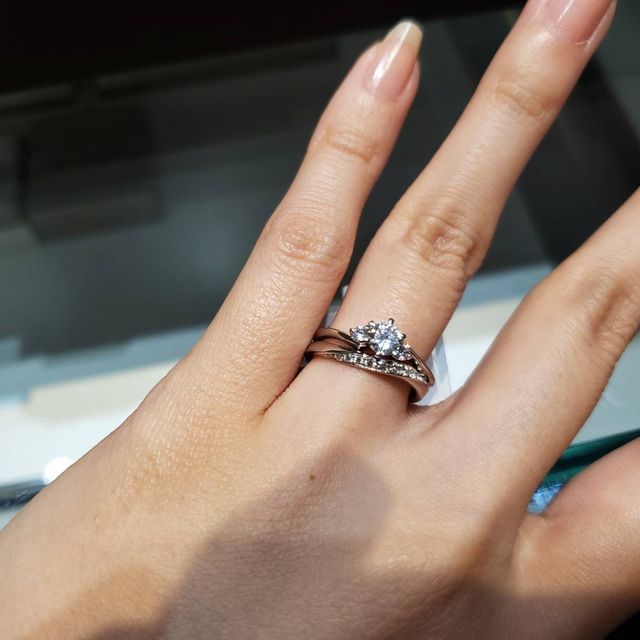 【アイプリモ(I-PRIMO)の口コミ】 婚約指輪と結婚指輪の重ね付けがしやすいものを探していました。婚約指輪…