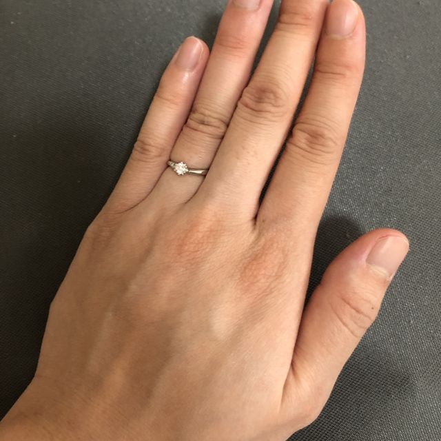 【一真堂の口コミ】 婚約指輪と結婚指輪を重ね付けした時も可愛くなるものを選びました。メー…
