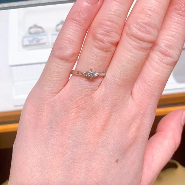 【銀座ダイヤモンドシライシの口コミ】 デザインが本当に可愛くてドストライクで何より担当の方がとても丁寧に指…