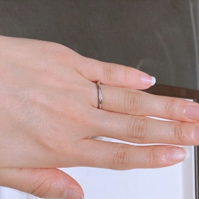 【俄(にわか)の口コミ】 緩やかなウェーブラインが上品だと感じましたし、つけ心地が良く指が長く…