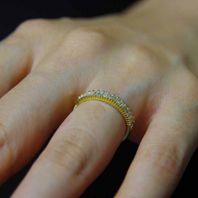 【BELLESIORA(ベルシオラ ジュエリー)の口コミ】 ハーフエタニティでありながら、他ブラントにはない個性があるところ。存…