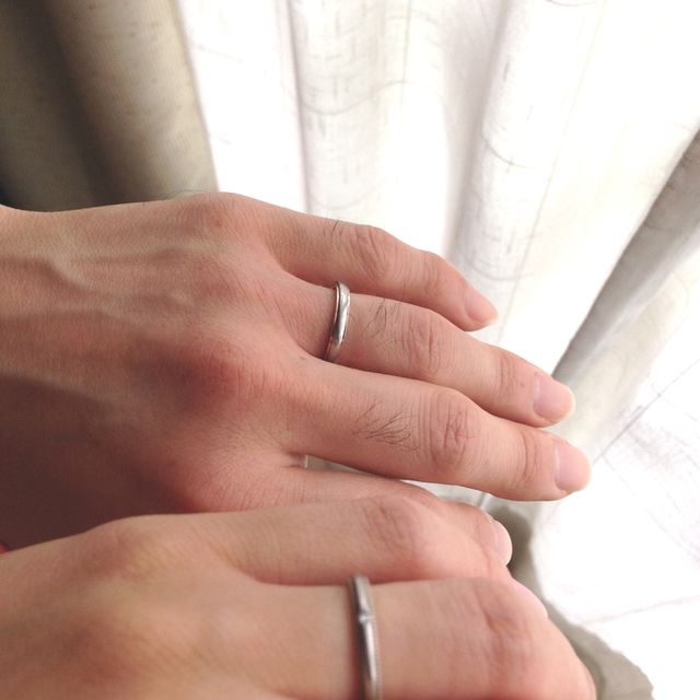 【A・D・A(エー・ディー・エー)の口コミ】 新婦用の指輪は、上下がミル打ちされたデザインが欲しいと思っていたので…