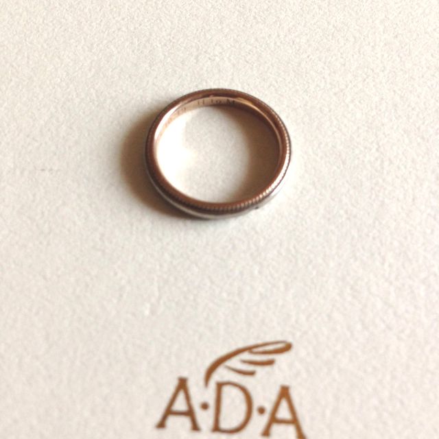 【A・D・A(エー・ディー・エー)の口コミ】 新婦用の指輪は、上下がミル打ちされたデザインが欲しいと思っていたので…