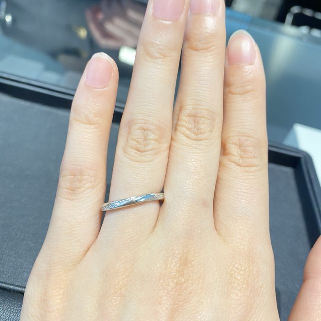 【エクセルコダイヤモンド(EXELCO DIAMOND)の口コミ】 細すぎず、ダイヤが強調しすぎないデザインです。
ウェーブがきれいです。…
