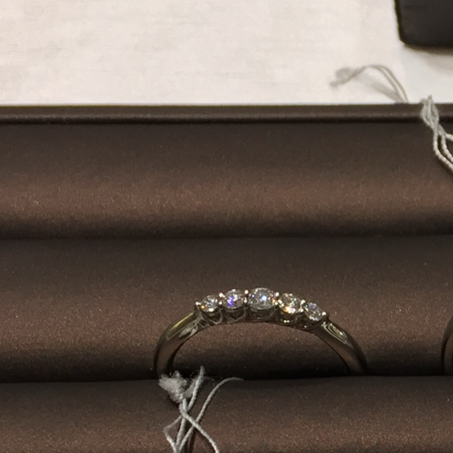 【アイプリモ(I-PRIMO)の口コミ】 ダイヤモンドが真ん中にあり、キラキラと輝いています。アイプリモ独自の…