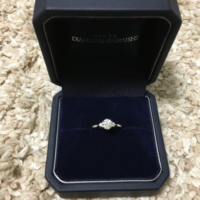 【銀座ダイヤモンドシライシの口コミ】 他のブランドも見ましたが、実際に着用すると、リングが丸みがあり、女性…