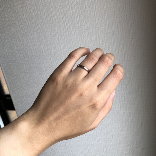 【銀座ダイヤモンドシライシの口コミ】 プラチナ素材で1粒ダイヤが埋め込まれています。
上品なラインが入ってお…