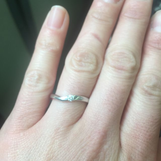 【TRECENTI(トレセンテ)の口コミ】 指輪が湾曲していて、指の形に沿っています。主人のゴツゴツした手にはめ…