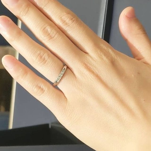 【ROYAL ASSCHER(ロイヤル・アッシャー)の口コミ】 シンプルなデザインでプラチナの質感がきれいですし、日常的に使いやすい…