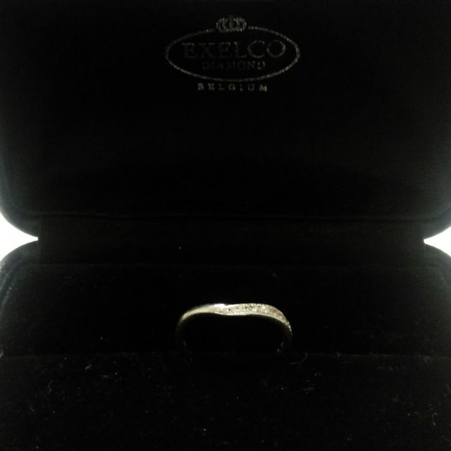 【エクセルコダイヤモンド(EXELCO DIAMOND)の口コミ】 ずっと憧れていたV字で片側にダイヤモンドが並んだ結婚指輪。
理想通りの…