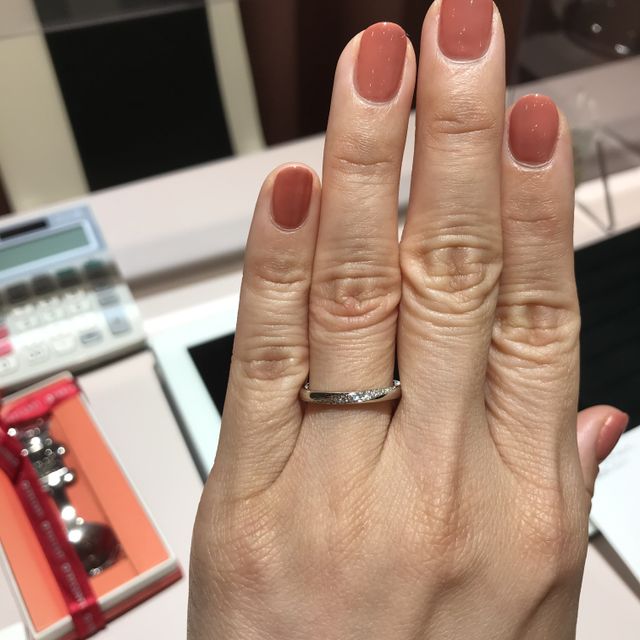 【TRECENTI(トレセンテ)の口コミ】 ストレートの指輪にダイヤモンドが斜めに入っているタイプです。ウェーブ…