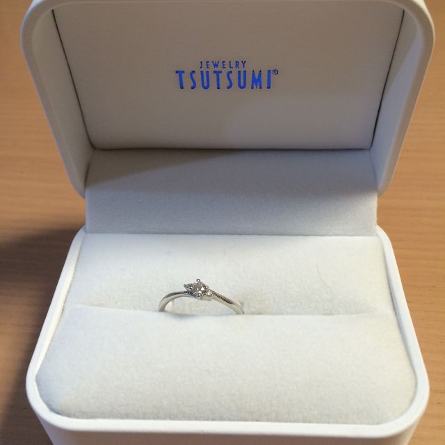 【ジュエリーツツミ(JEWELRY TSUTSUMI)の口コミ】 シンプルなデザインの婚約指輪を探していたところ、この指輪と出会いまし…