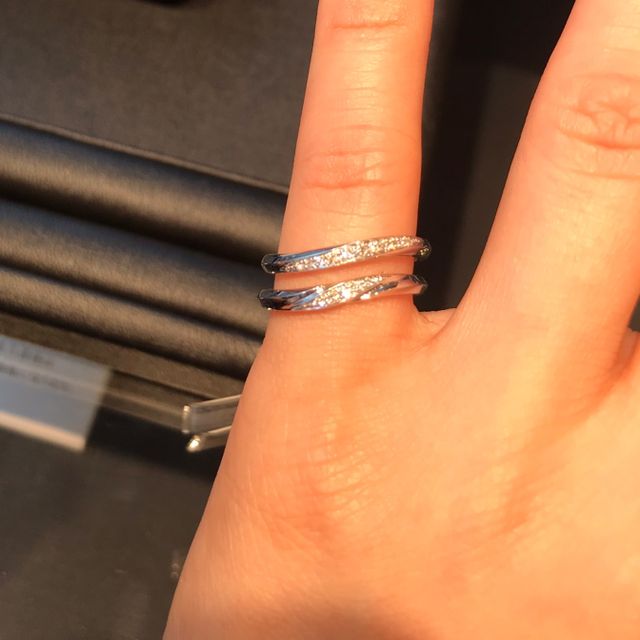 【エクセルコダイヤモンド(EXELCO DIAMOND)の口コミ】 ２つ気に入ったデザインがありました。
ウェーブでダイヤモンドが入ってお…