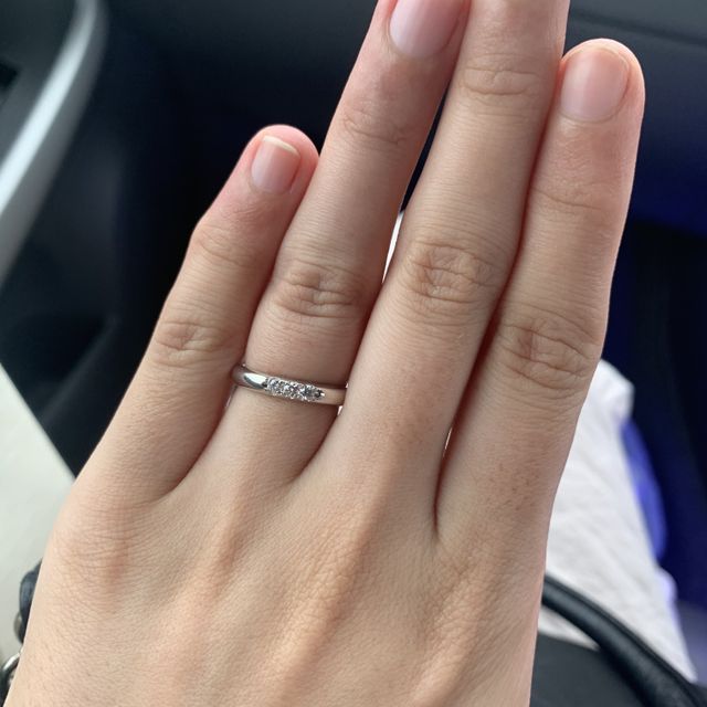 【MIKIMOTO(ミキモト)の口コミ】 3粒並んでいるダイヤが存在感はありますが、決して派手ではなく上品にみえ…