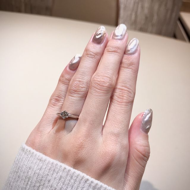【ティファニー(Tiffany & Co.)の口コミ】 婚約指輪は一粒の光るダイヤが欲しいと思っていました。その中でもティフ…