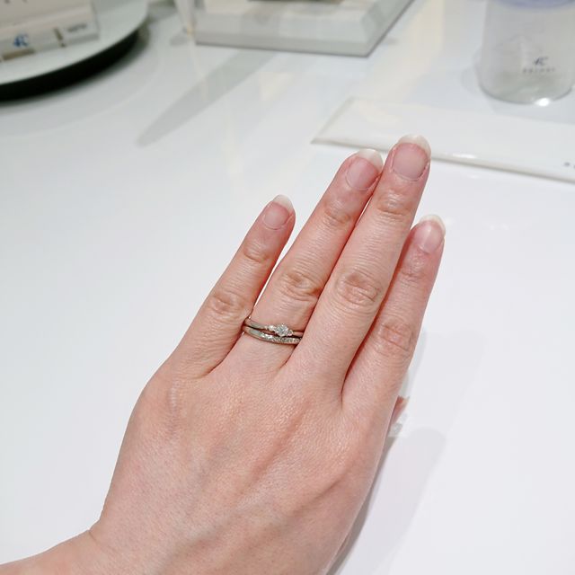 【4℃ BRIDAL(ヨンドシーブライダル)の口コミ】 ダイヤは小さいですが、ダイヤの小ささが気にならないくらい全体的にとて…