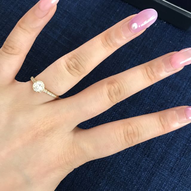 【銀座ダイヤモンドシライシの口コミ】 大きなダイヤの周囲に小さなダイヤが取り囲むようなデザインで、一瞬で一…