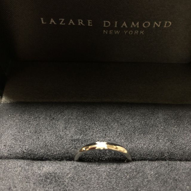 【ラザール ダイヤモンド(LAZARE DIAMOND)の口コミ】 シンプルな細身の一石の指輪ですが、石の留め方が他のブランドにはない素…