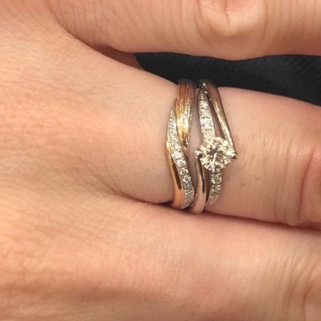【Mariage ent(マリアージュエント)の口コミ】 セットリングで探しており、色々な指輪の組み合わせを試して決めました。…