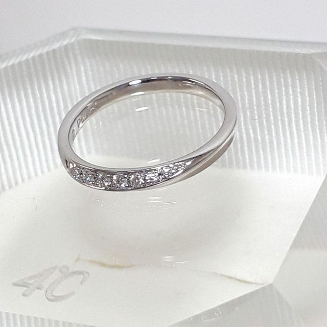 【4℃ BRIDAL(ヨンドシーブライダル)の口コミ】 価格がお求めやすい点がいいですね。
ディズニーとコラボレーションしてい…