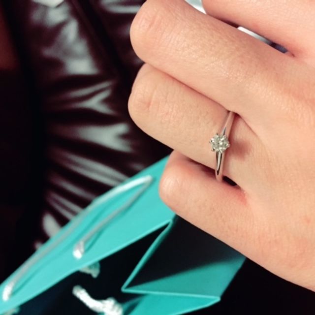 【ティファニー(Tiffany & Co.)の口コミ】 昔から婚約指輪をもらうことがあるなら絶対にこれ！と決めていました。婚…