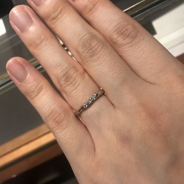 【銀座ダイヤモンドシライシの口コミ】 デザインは、婚約指輪とセットにしても合いそうなものを試着しました。ス…