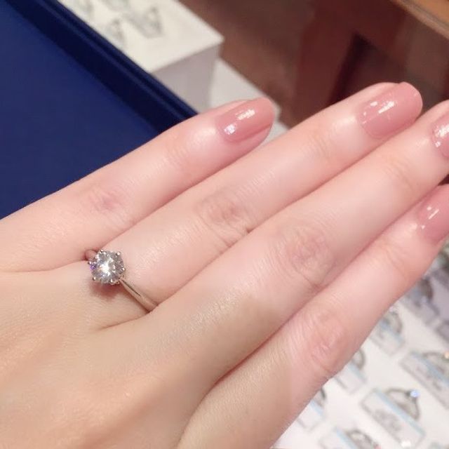【銀座ダイヤモンドシライシの口コミ】 王道なデザインでダイヤモンドの輝きを邪魔しません。セントグレアという…