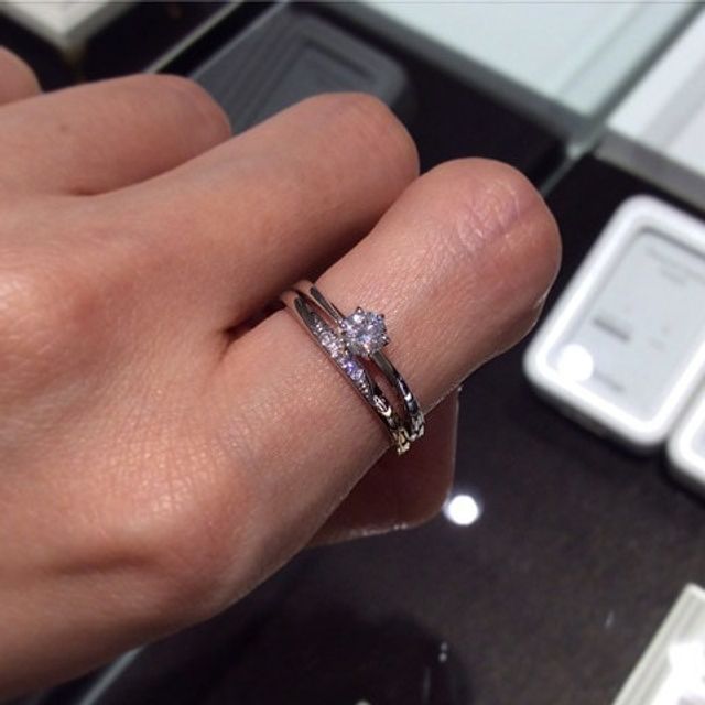 【俄(にわか)の口コミ】 同じブランドで婚約指輪、結婚指輪を買うと統一感がでますね。特に俄はぴ…
