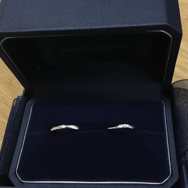 【銀座ダイヤモンドシライシの口コミ】 普段、指輪をしておらず、事務仕事なのでシンプルで邪魔にならない、汚れ…