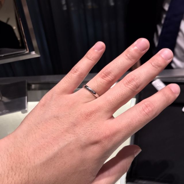 【カルティエ(Cartier)の口コミ】 デザインはかなりシンプルだが、有名ブランドだけあって上品な感じがして…