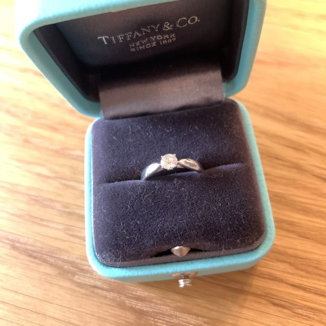 【ティファニー(Tiffany & Co.)の口コミ】 婚約指輪といえばティファニーということで選びました。王道のデサインで…