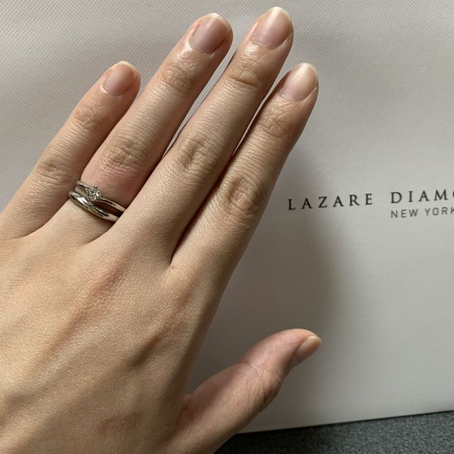 【ラザール ダイヤモンド(LAZARE DIAMOND)の口コミ】 婚約指輪を選んでもらった場所で、同じブランドで結婚指輪も決めました。…
