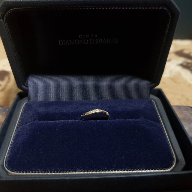 【銀座ダイヤモンドシライシの口コミ】 少しカーブされたデザインで、シンプルすぎず、上品な見た目が気に入った…