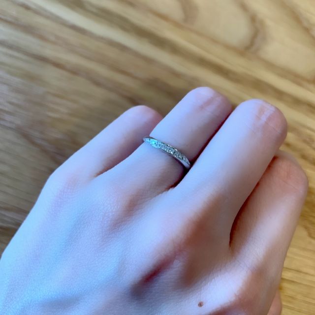 【俄(にわか)の口コミ】 ゆるやかなウェーブで指を綺麗に見せてくれるデザインに惹かれました。手…