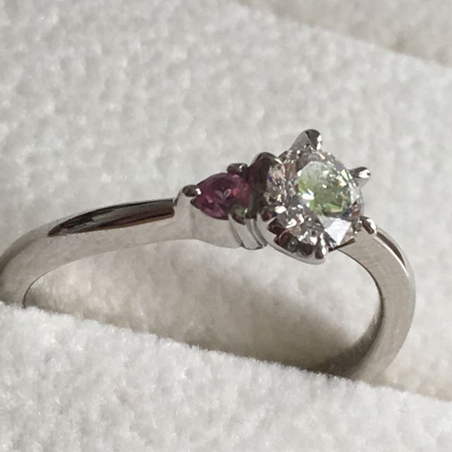 【アンジェリックフォセッテ(Angelique Fossette)の口コミ】 セミオーダーでの作成になります。
リングの形(ストレート、S字等)を、自…