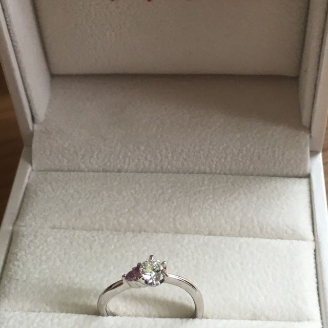 【アンジェリックフォセッテ(Angelique Fossette)の口コミ】 セミオーダーでの作成になります。
リングの形(ストレート、S字等)を、自…