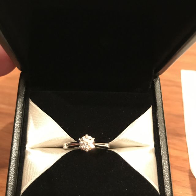 【エクセルコダイヤモンド(EXELCO DIAMOND)の口コミ】 デザインとダイヤの綺麗さが決め手となりました。

雑誌や広告などでみか…