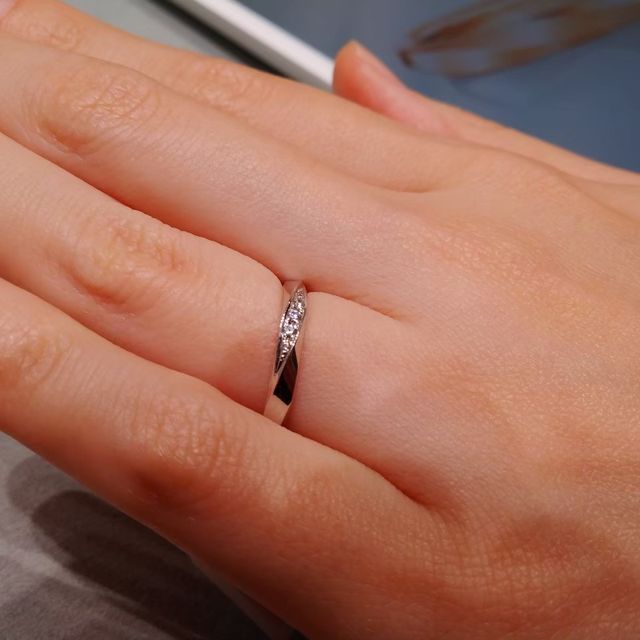 【アイプリモ(I-PRIMO)の口コミ】 鍛造製法で素材はプラチナです。中央に斜めに5石のダイヤが入っていますが…