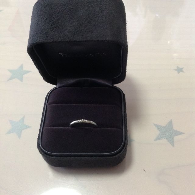 【ティファニー(Tiffany & Co.)の口コミ】 シンプルなデザインの真ん中にダイヤが3つ入ったデザインです。素材はプラ…