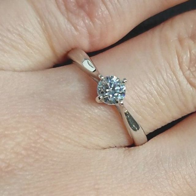 【BRILLIANCE+(ブリリアンスプラス)の口コミ】 デザイン的にはシンプルでダイヤモンドの大きさや輝きを重視したものです…