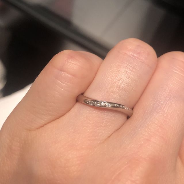 【エクセルコダイヤモンド(EXELCO DIAMOND)の口コミ】 さりげなくウェーブした形なので指が長くきれいに見えます。ダイヤモンド…