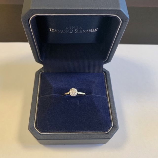 【銀座ダイヤモンドシライシの口コミ】 程よい台座の高さ、横から見たときの美しさ、台座がプラチナの点です。
イ…