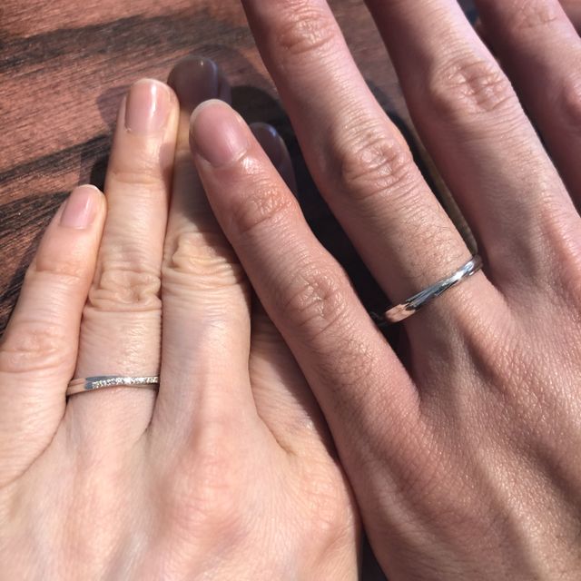 【ith(イズ)の口コミ】 2本の細いリボンがクロスしたような繊細なデザインの指輪です。女性の指輪…