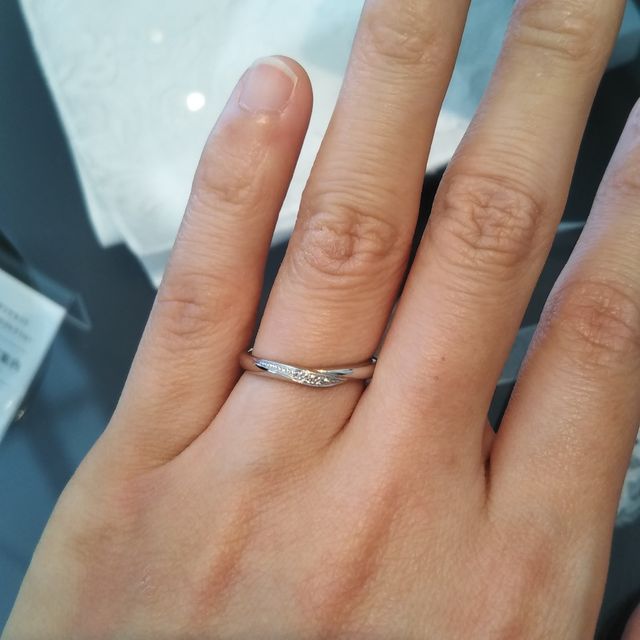 【エクセルコダイヤモンド(EXELCO DIAMOND)の口コミ】 プラチナの指輪です。当初はストレートで考えていましたが、V字ラインのデ…