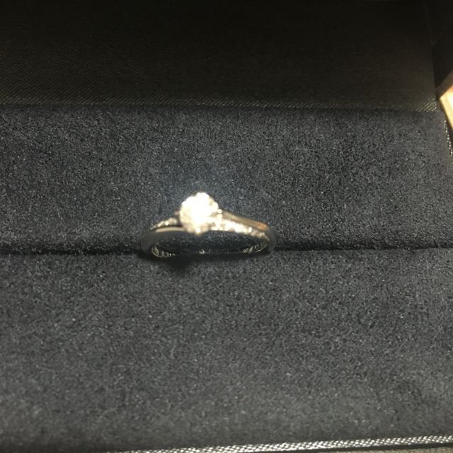 【エクセルコダイヤモンド(EXELCO DIAMOND)の口コミ】 センターダイヤの下を小さいダイヤが一周して入っているという、ほかには…